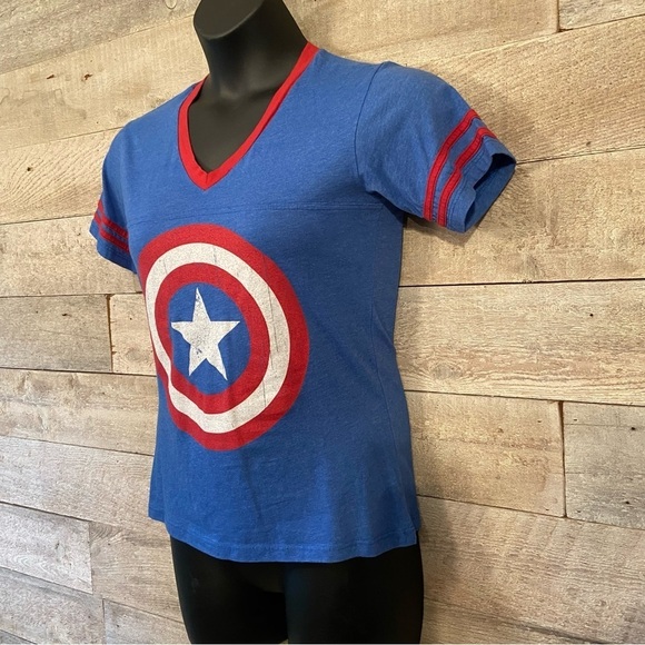 🛍️3/$30 Marvel women’s captain America factory faded t-shirt in size large - Picture 2 of 6